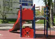 Toboggan de l’aire de jeux HLM La Frayère/Sainte-Jeanne, avenue des Buissons Ardents à Cannes — archive du guide municipal de 2017