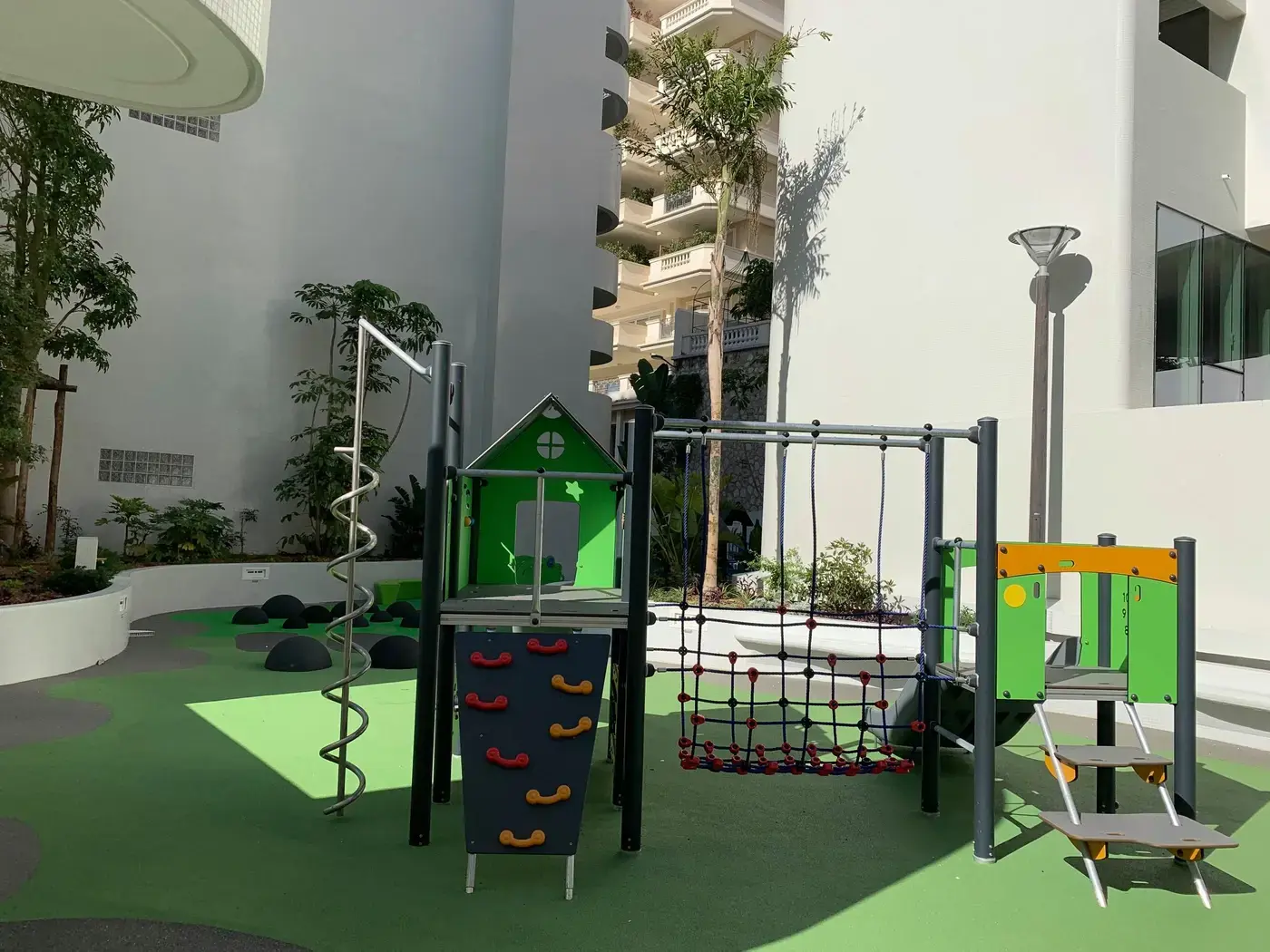Module d’escalade de l’aire de jeux Augustin-Vento à Monaco