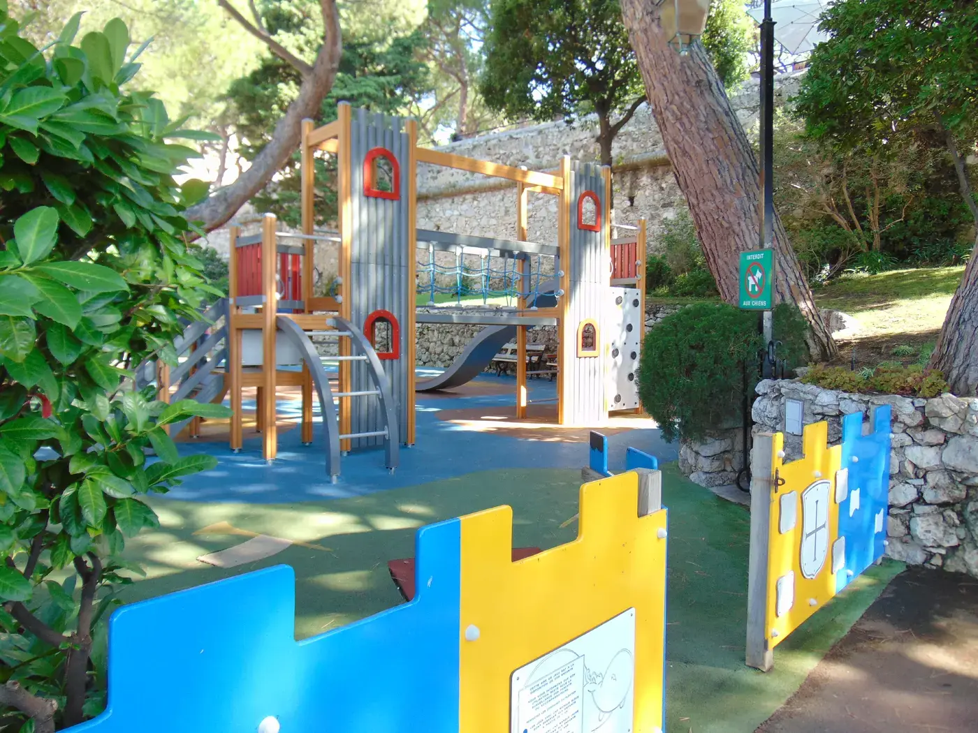 Aire de jeux du Palais à Monaco, avec sa structure en forme de petit château