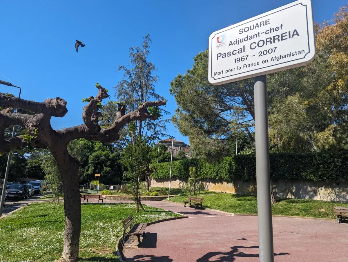 Bancs et panneau du square Pascal-Correia à Vallauris