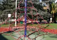 Structure à grimper du square Picaud à Cannes — archive du guide municipal de 2017