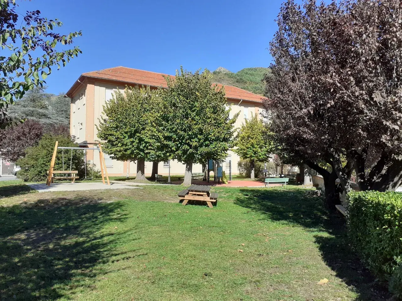 Jeux et balançoires de la Maison de santé à Tende