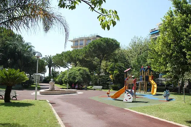 Aire de jeux et fontaine du square Frédéric-Mistral à Cannes