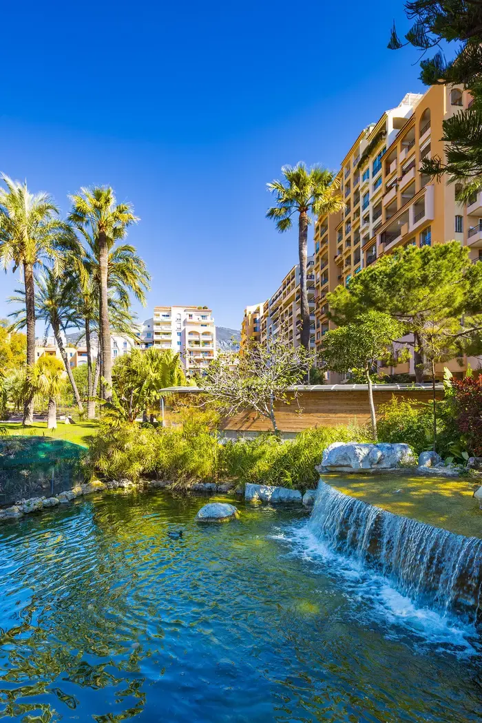 Bassin et végétation du Parc paysager de Fontvieille à Monaco