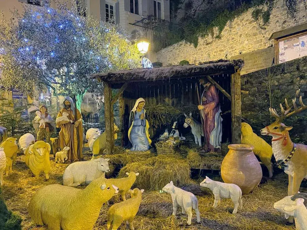 Crèche installée dans le village de Lucéram lors d’une édition précédente