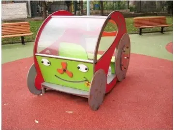 Voiture de jeu colorée du square Jeanne-d’Arc à Menton