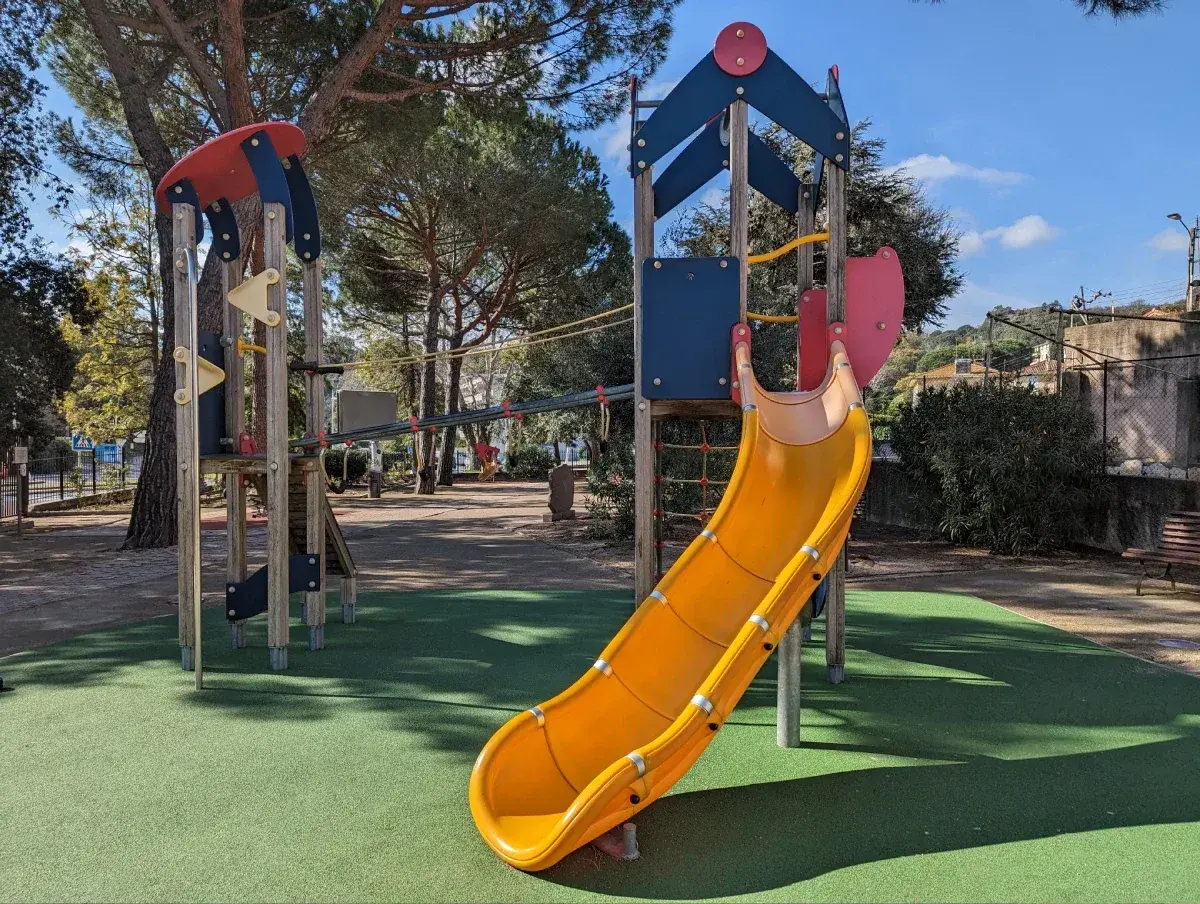 Toboggan et jeux du jardin des 7-Anges à Cannes