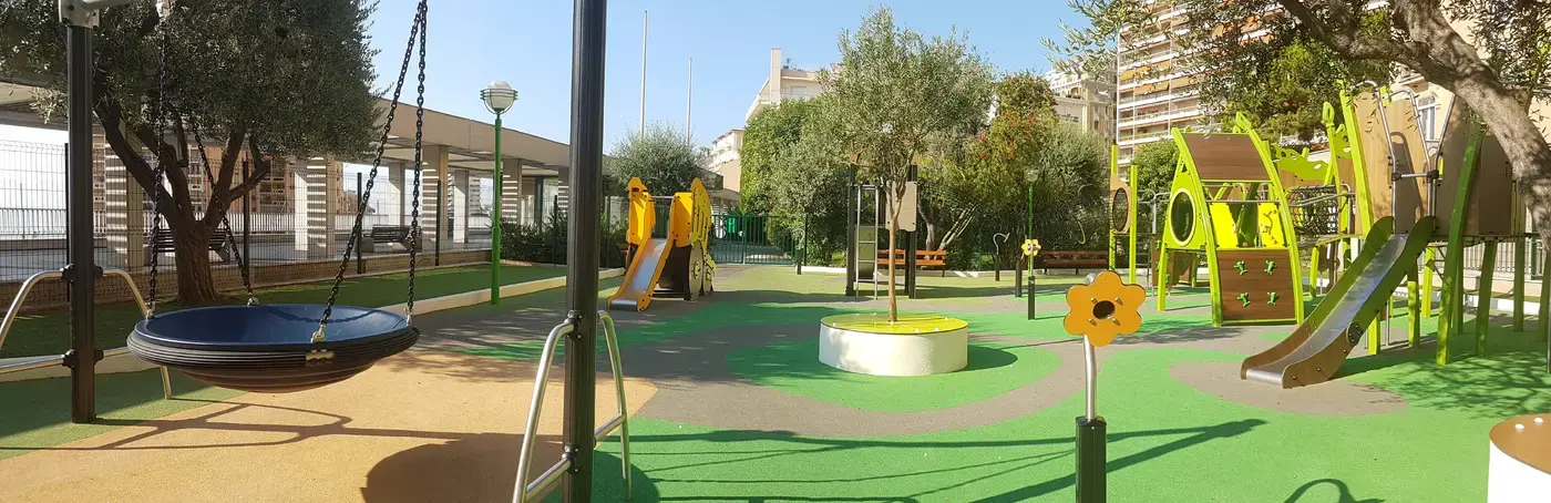 Aire de jeux verte avec toboggans à la place des Moulins à Monaco