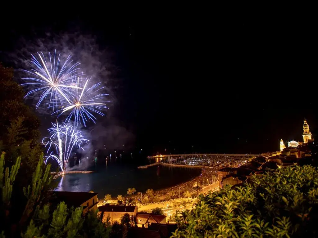 Feu d’artifice du 14 juillet 2023 au-dessus de la baie des Sablettes à Menton
