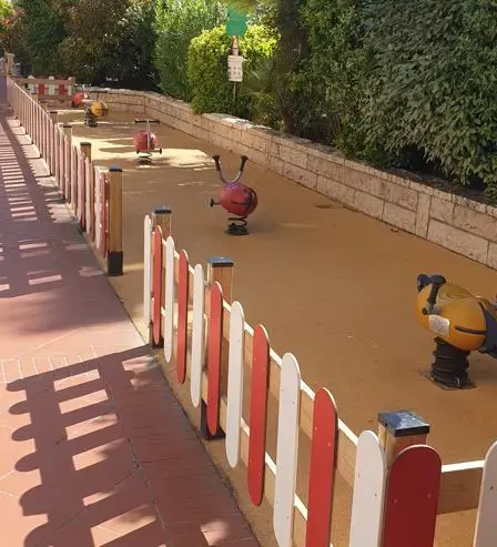 Aire de jeux clôturée du centre commercial de Fontvieille à Monaco