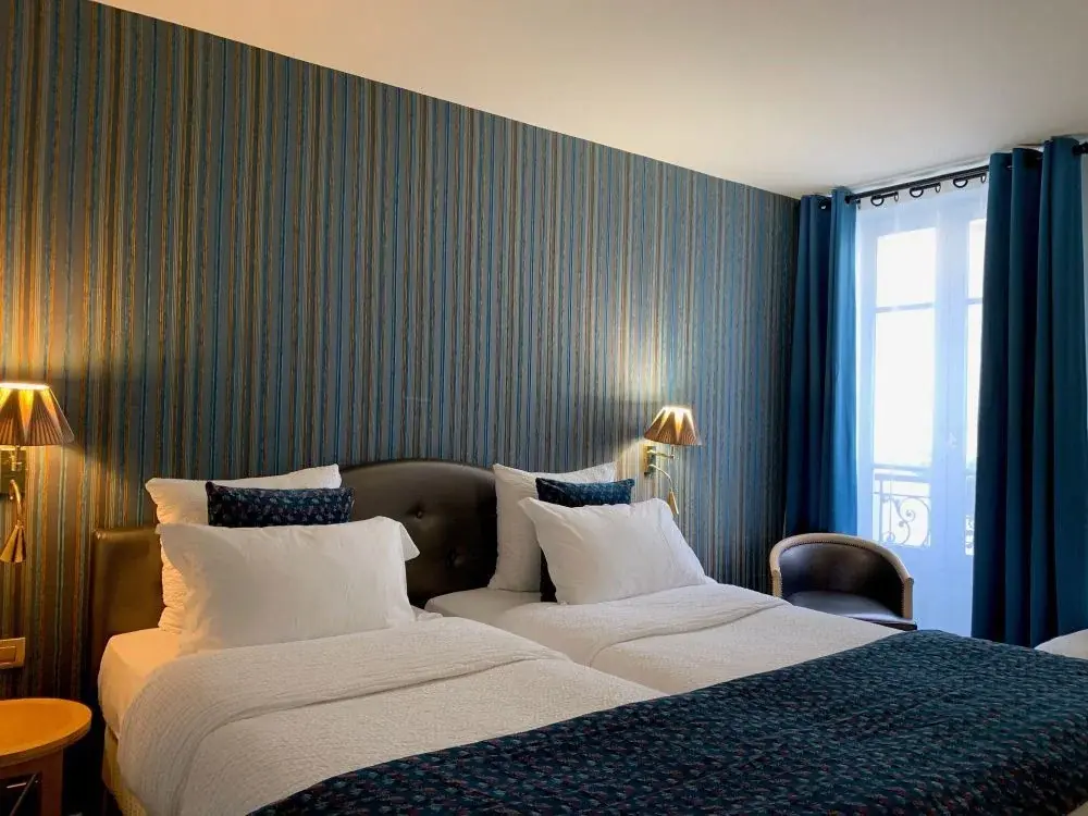 Chambre avec deux lits à l’Hôtel Central Saint-Germain