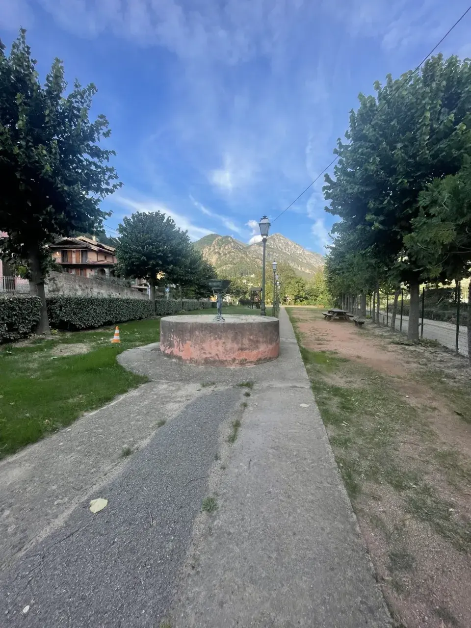 Allée et fontaine du jardin Gosio à Saint-Dalmas-de-Tende