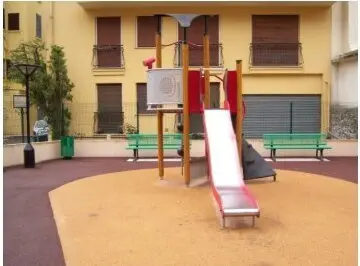 Toboggan de l’aire de jeux du square Lesseps à Menton