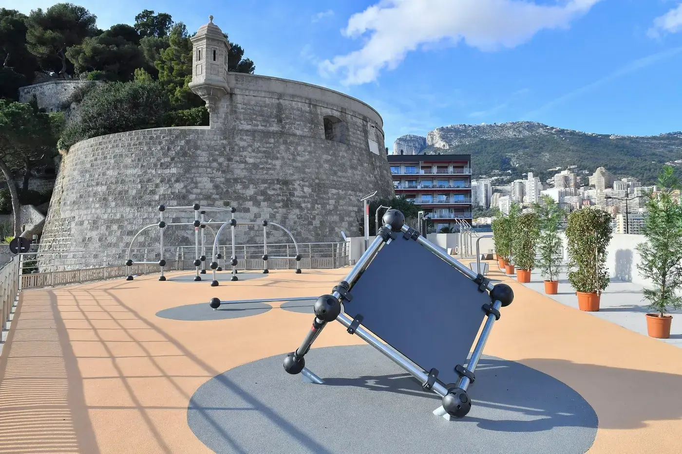 Agrès du Parkour sur l’esplanade Stefano-Casiraghi à Monaco