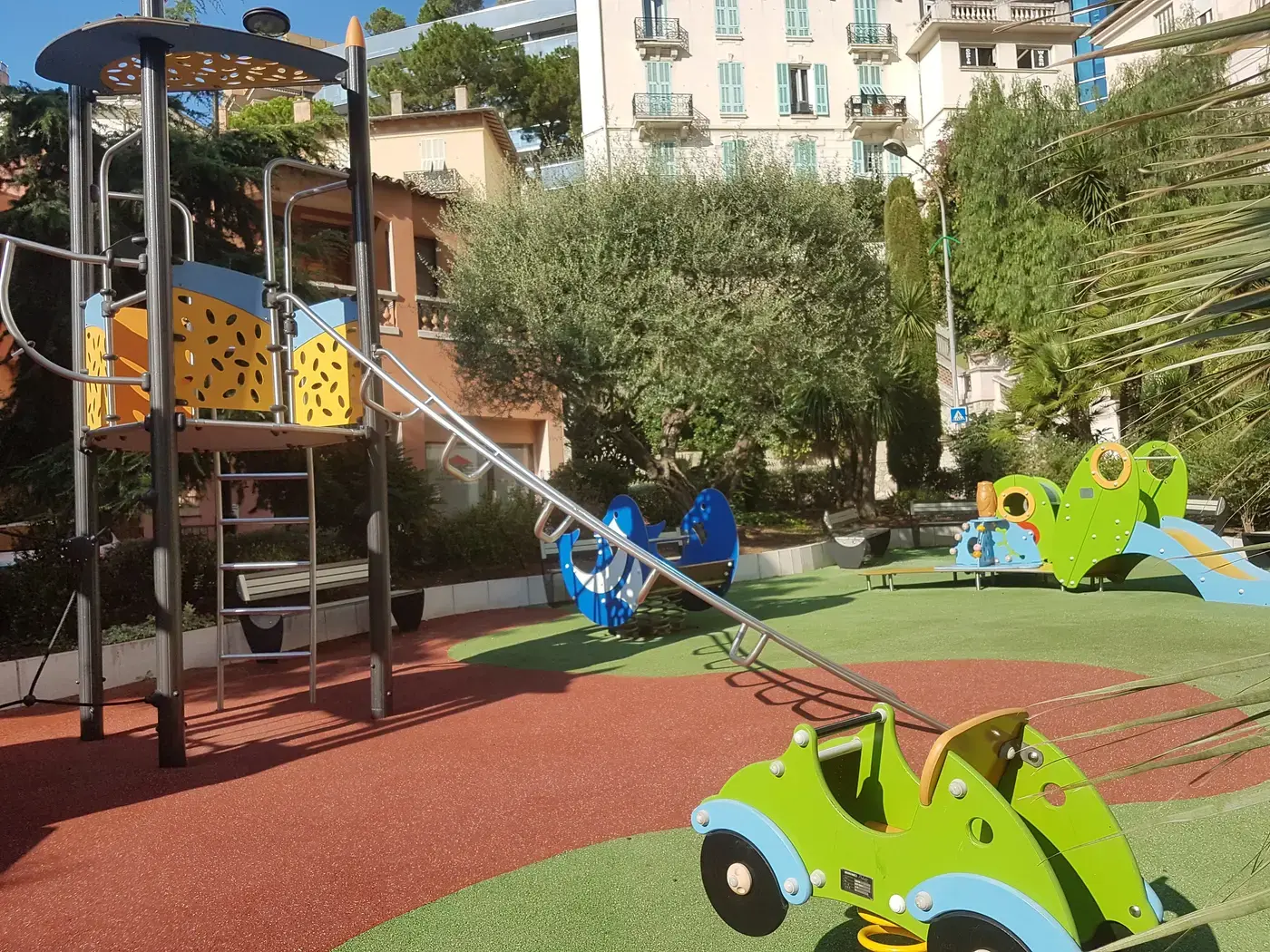 Toboggan et jeux à ressort du Pont de la Rousse à Monaco