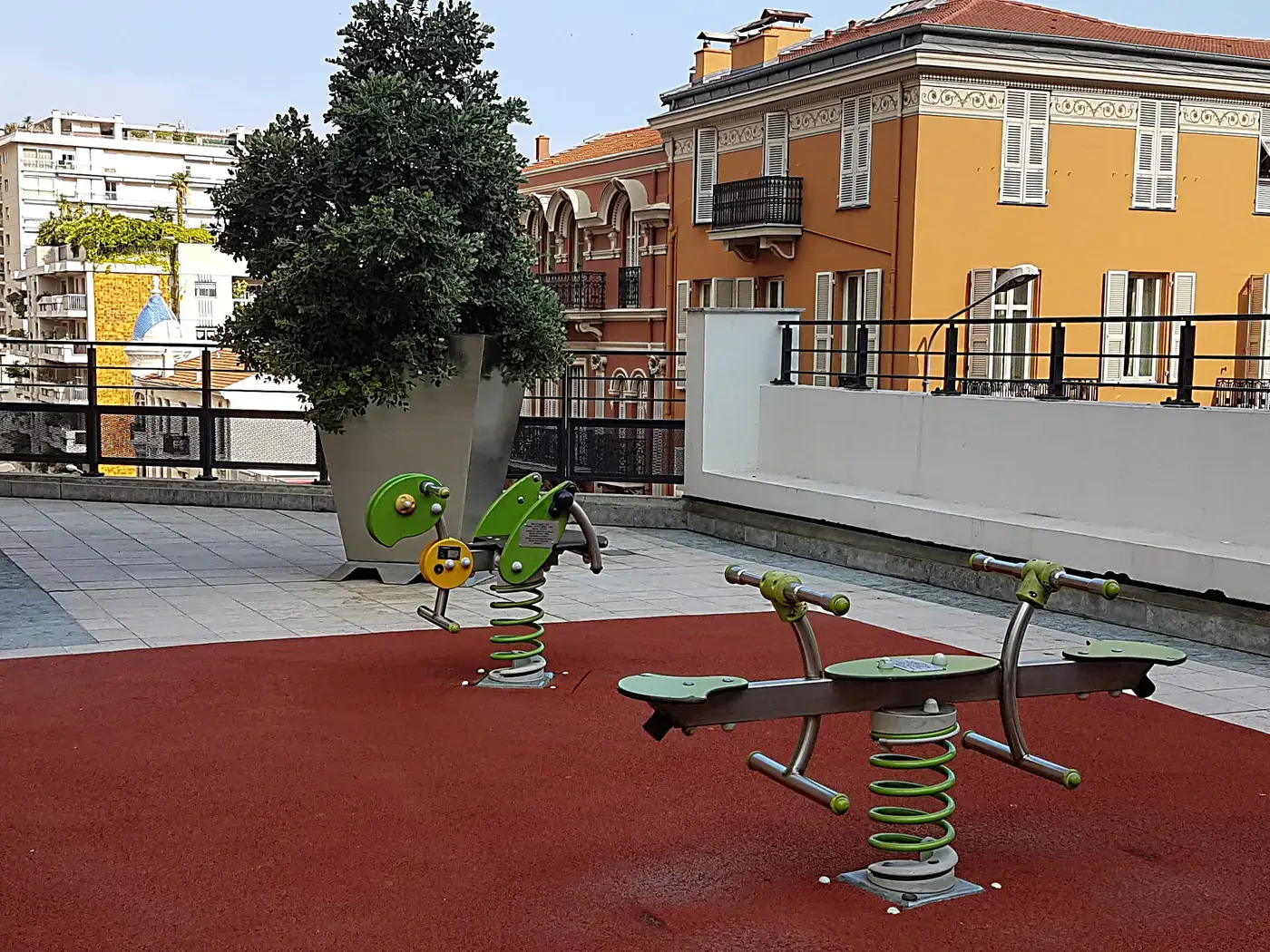 Petite aire de jeux à ressort des Bougainvilliers à Monaco
