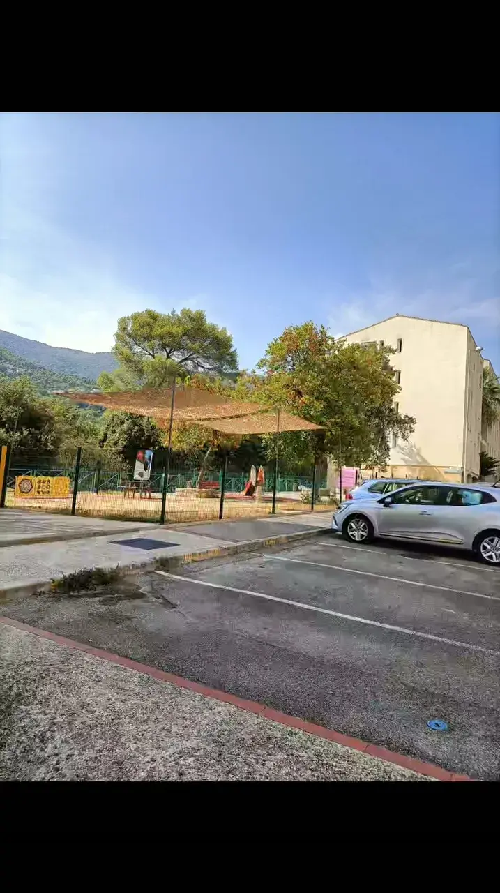 Aire de jeux du jardin des Arbousiers à Carros avec ses voiles d’ombrage