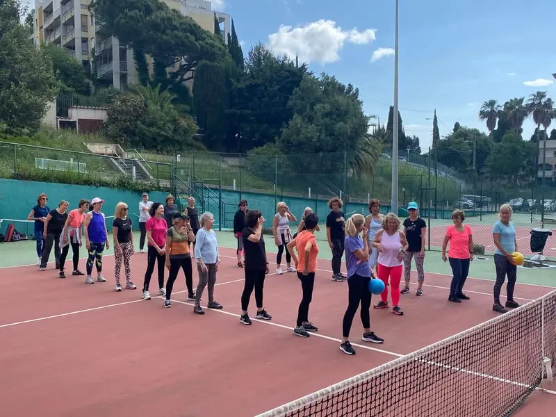 Cours de fitness en plein air sur les courts du Centre AnimaNice Caucade