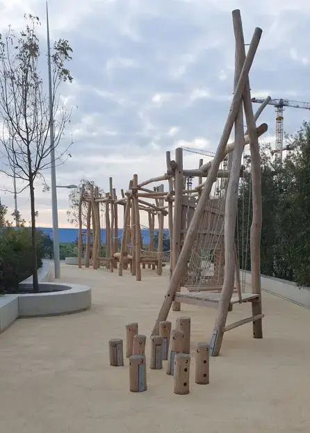 Aire de jeux en bois de la plage du Larvotto à Monaco